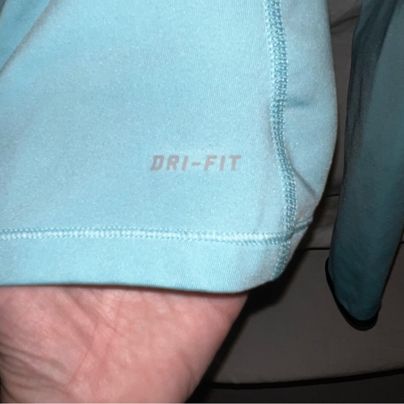 Women’s Nike Dri-Fit size Medium - Picture 8 of 8